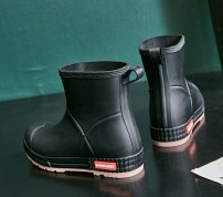 Стильные женские резиновые полуботинки фото